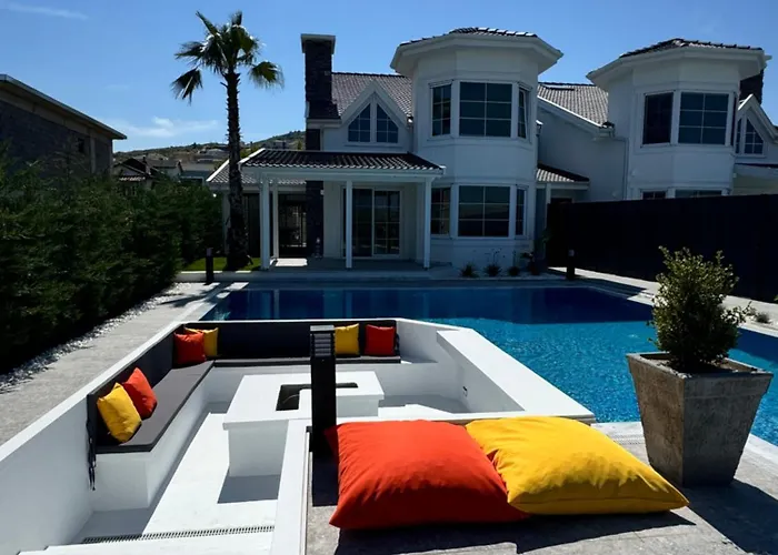 Sunken Seated Fire Pit Villa! Villa