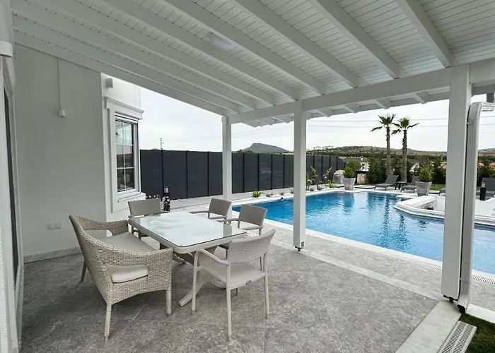 Villa Sunken Seated Fire Pit Villa! *