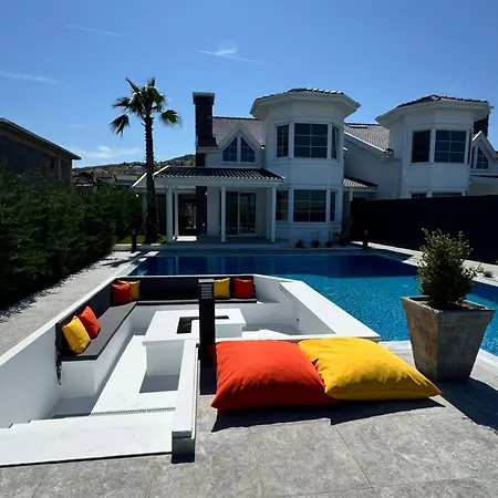 Sunken Seated Fire Pit Villa! Villa