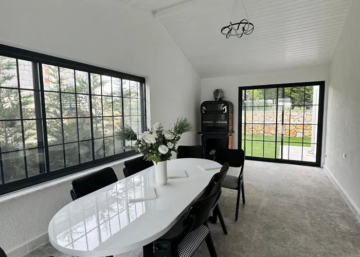 Sunken Seated Fire Pit Villa! Vila